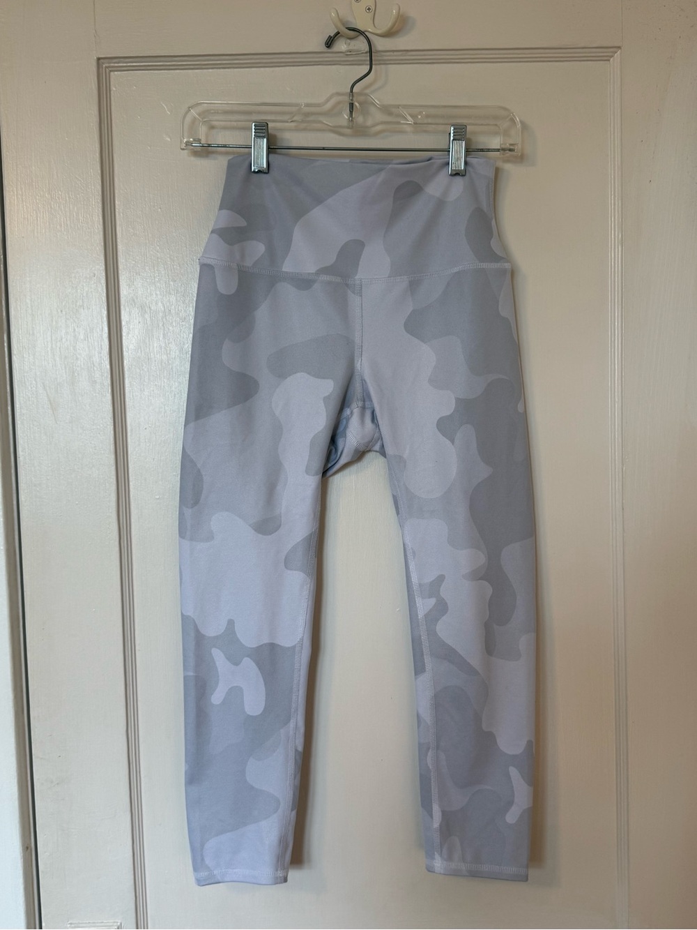 Alo White/Grey Camo Cropped Leggings - Size Small